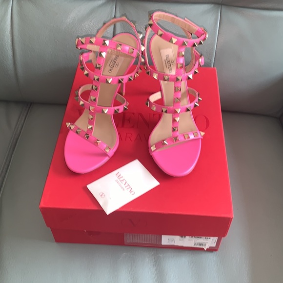 Valentino Garavani Rockstud T-Strap Sandal - Picture 11 of 12